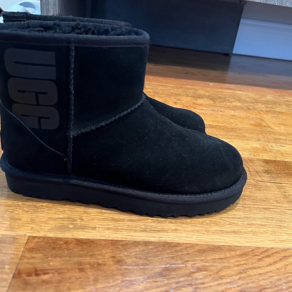 Womens mini Uggs black brand new size 6